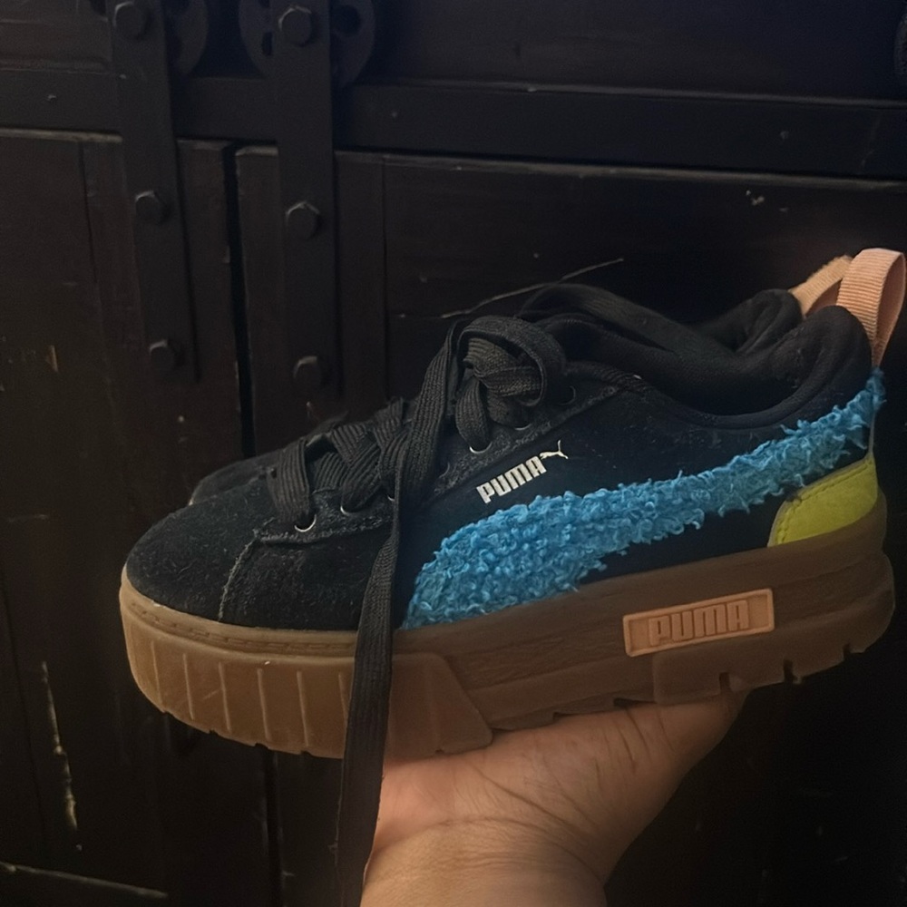 Pink, blue and yellow pumas